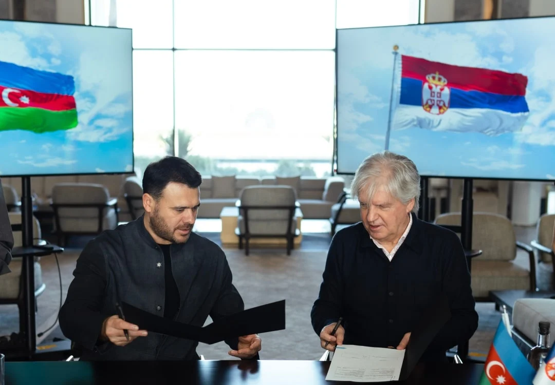 Подписание 24 января 2025 года: на экранах — флаги Азербайджана и Сербии. Имена подписантов в новости не названы.